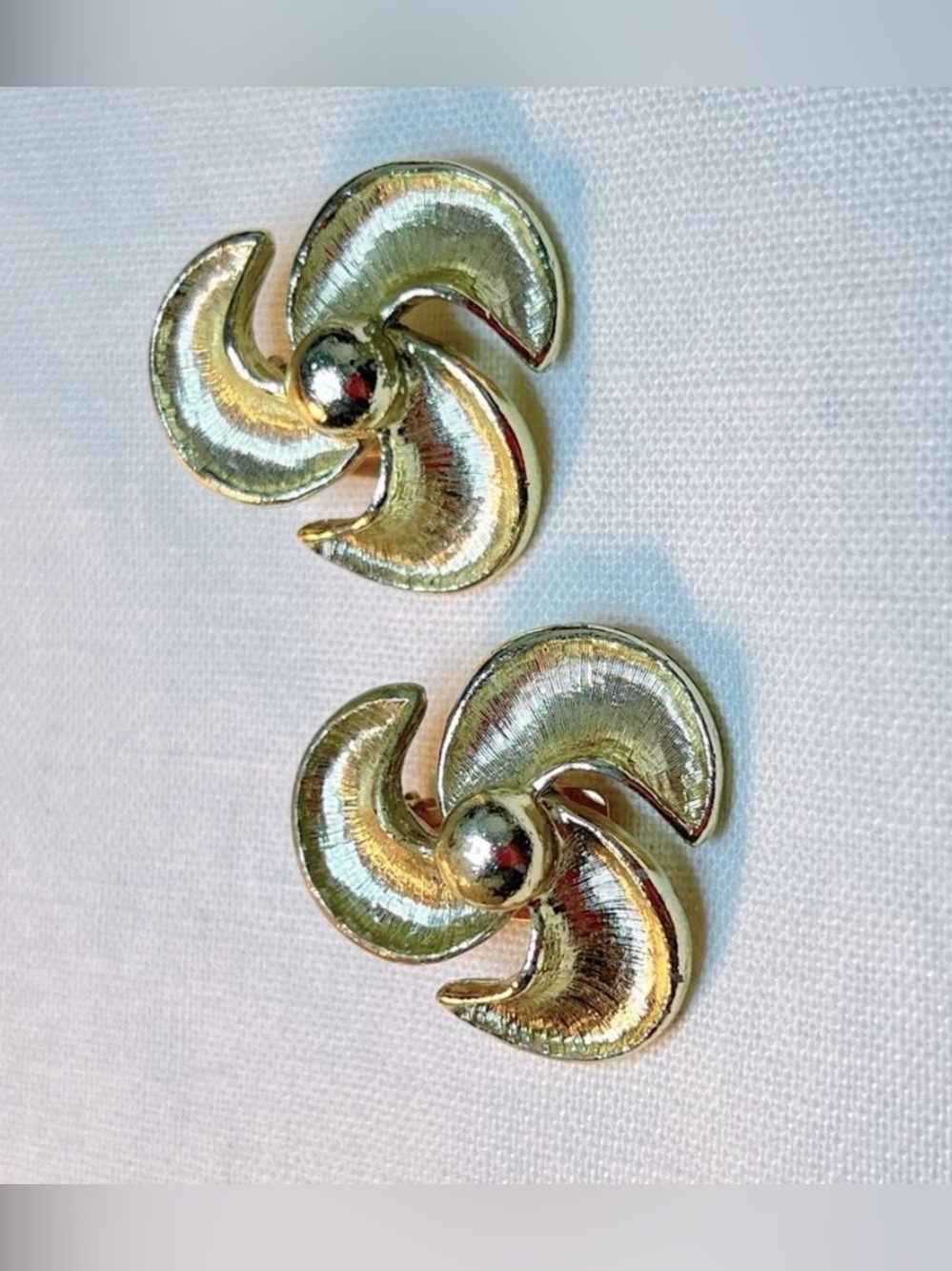 JUDY LEE VINTAGE 1950 MID CENTURY FAUX GOLDTONE PINWHEEL DESIGN CLIP ON EARRINGS